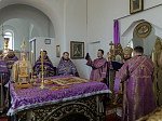В понедельник третьей седмицы Великого поста Правящий Архиерей совершил Литургию Преждеосвященных Даров в храме святителя Митрофана Воронежского села Верхний Мамон