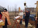 В хуторе Варваровка благочинный совершил молебен с акафистом на месте строящегося храма во имя св. вмч. Варвары