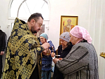 На приходах Богучарского благочиния священник совершил Таинство Соборования