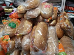 В Троицкую субботу гуманитарный центр благочиния передал нуждающимся продуктовые наборы из поминальных пожертвований