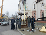 В храме Всемилостивого Спаса города Россоши состоялся подъем креста на купол храма